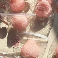 1个实心亮面大草莓挤压玩具，柔软Q弹的硅胶质感，缓解压力，刺激感官。手工制作的高品质透明粉色草莓奶油装饰，可DIY - 彩色 - 查看 3