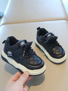 儿童经典条纹休闲运动鞋 – 可调节魔术贴搭扣，人造革鞋面，轻便鞋底，时尚日常及上学幼儿鞋履 - 黑色 - 查看 3