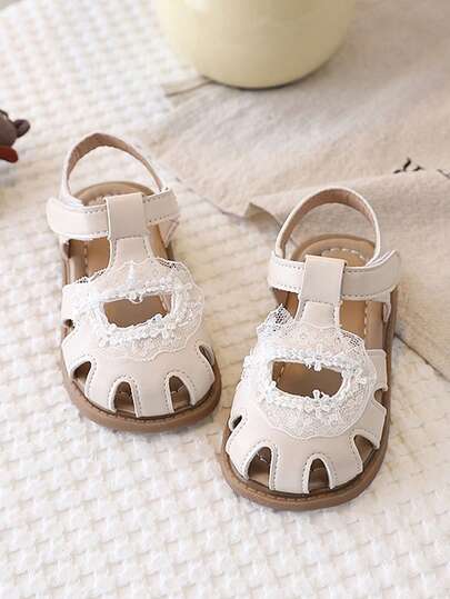 Dép xăng đan kín mũi mới cho bé gái, thiết kế hoa rỗng đính nơ và ngọc trai dễ thương, đế mềm chống trơn trượt, thích hợp cho mùa hè.