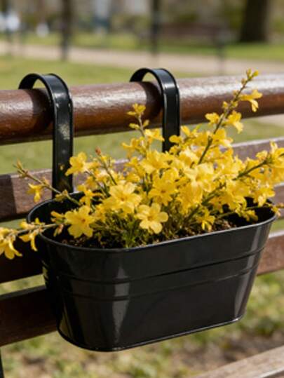 黑色铁艺壁挂式花槽，阳台栏杆悬挂式花盆，零售店橱窗装饰花瓶。零售店橱窗：搭配铃兰或其他仿真花，提升店铺氛围。阳台栏杆：种植常春藤、多肉植物和其他绿植，打造垂直花园。桌面装饰：插入干花或仿真花，作为空间的视觉焦点。