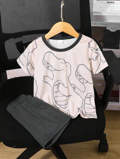 2件套幼儿男童夏季休闲恐龙字母印花圆领T恤和短裤套装，适合度假、上学，4-7岁