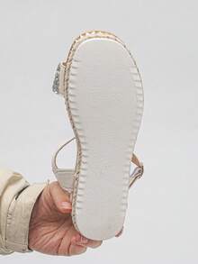 Sandalias de mujer con strass brillantes, remaches, hebilla recta, tacón inclinado, suela gruesa, estilo de vacaciones de verano, uso diario, uso para fiestas, sandalias plateadas - PU blanco - Ver 8