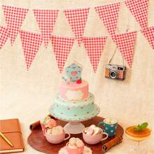 这款红白格子三角旗横幅，为您的活动和家居增添一丝经典、质朴的魅力。 - A - 查看 2