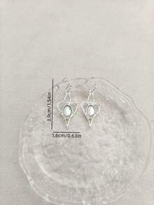 一对简约优雅时尚心形吊坠耳环，搭配椭圆形仿月光石，适合女性日常佩戴、情人节、约会、旅行，是馈赠佳品。 - 銀色 - 查看 2