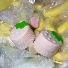 新品上市 超柔软草莓慕斯蛋糕造型慢回弹舒缓减压捏捏乐玩具 - 生日礼物 - 节日礼物 - 彩色 - 查看 2