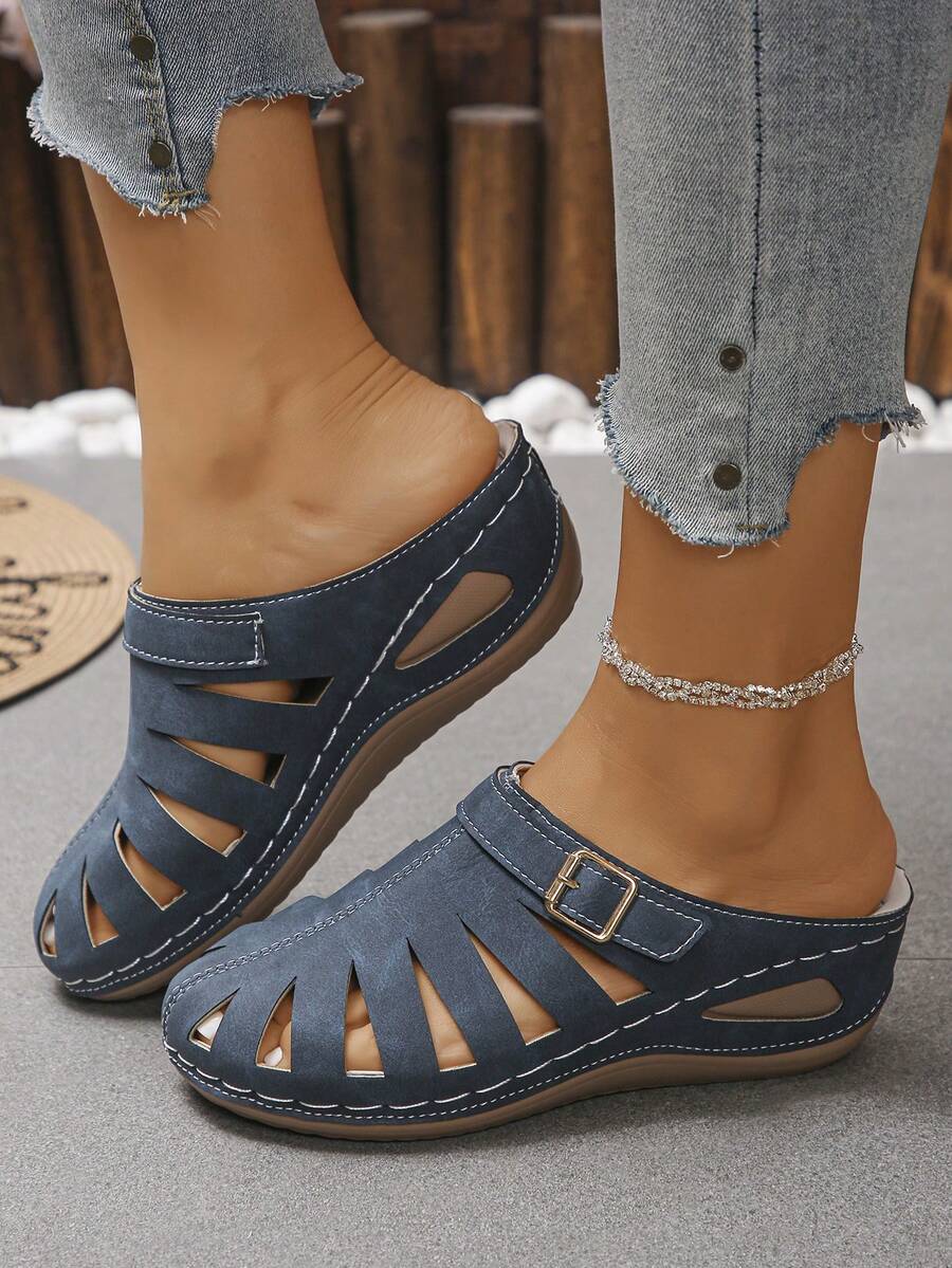 2026新款蓝色镂空坡跟凉拖鞋，金属搭扣防滑拖鞋，夏季休闲女士坡跟厚底复古露趾拖鞋，透气坡跟设计，柔软鞋底，不伤脚，日常穿着防滑耐穿，夏季流行女士坡跟舒适通勤度假两穿蓝色露趾拖鞋，镂空透气百搭休闲女士拖鞋，夏季畅销一体式女士凉鞋