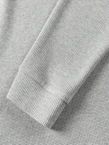 男士灰色亨利领华夫格针织衫，休闲柔软透气V领T恤，宽松版型，纽扣细节，适合日常穿着，低调高档的“老钱”风格，轻盈透气，适合春夏穿着。 - 灰色 - 查看 8