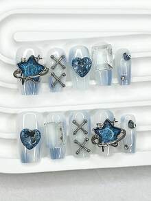 10片柔和法式蓝色晕染手工按压式美甲贴片，饰有水钻、蓝宝石、爱心和星星，周围环绕着梦幻般的假指甲贴片，美甲用品（1张果冻贴纸+1个指甲锉） - 藍白色 - 查看 1