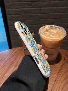 Lindos dragones repartiendo correo sobre fondo azul. Esta elegante funda para teléfono es compatible con Samsung, Apple, OPPO, , etc. Fabricada en TPU flexible, resistente a golpes y arañazos, ofrece una excelente protección contra caídas y un agarre cómodo. Es un regalo ideal para familiares, amigos y seres queridos, y una opción perfecta para festivales, fundas para iPhone, San Valentín y artículos de . - Blanco - Ver 5