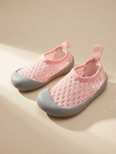 1 par flickor rosa moderiktiga söta nätvattenskor med rund tå, mjuk och platt botten, bekväma, andningsbara, lätta och vardagliga babyskor, lämpliga för dagliga inomhusaktiviteter, semester, sommarstrandsemestrar och vadarkläder, vår och sommar