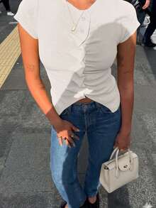 Cárdigan de punto de manga corta con cuello redondo, abotonado, asimétrico y de ajuste ceñido, en color blanco, para mujer. Prenda de vestir casual, minimalista y versátil, ideal para la primavera y el verano. - Blanco - Ver 4