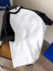 Mujer002PS Camiseta de Mujer Casual Versátil  Cómodo y Elegante Camisa con estampado "HELLFIRE CLUB" atractiva para fans de estilos únicos, combinando blanco y negro con un demonio imponente, espadas con fuego y símbolos intrigantes - Blanco y Negro - Ver 2