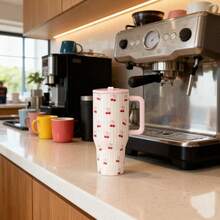 HYDROJUGs 32oz Gift-Ready Polished Timeless Preppy Cherry & Pinstripe Insulated Tumbler, Versatile Travel Mug & Water Bottle With Contrast Blush Trim & Leakproof Design, Stainless Steel Double-Wall Vacuum Cup For Desk Use, Brunch Dates & Evening Walks, Best Christmas & Halloween Gift For Family & Friends Who Appreciate Classic Style - 32oz粉櫻桃 - 查看 3