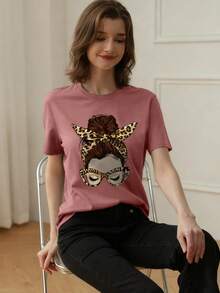 女士夏季新款简约时尚标语印花休闲度假风宽松圆领短袖T恤，时尚日常上衣，适合日常和度假穿着。女士T恤上衣。 - 中紫紅色 - 查看 2