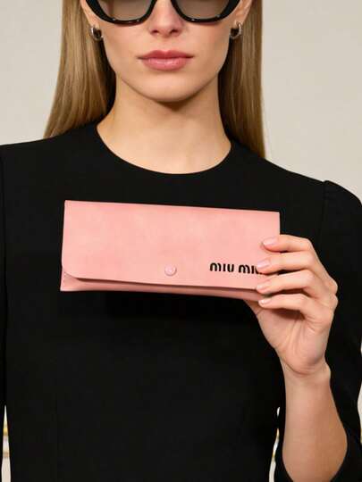 Miu Miu 奢华粉色丝绒皮革时尚眼镜盒，简约时尚眼镜保护套，现代字体设计，柔软内衬保护镜片，高端女士礼品，适合通勤、旅行、度假和户外活动。