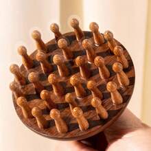 1 szt. Naturalny grzebień z drewna sandałowego z szerokimi zębami i funkcją masażu skóry głowy, odpowiedni do włosów mokrych i suchych (falowanych/gładkich) oraz cienkich/szorstkich. Prosty i trwały, można go używać do suszenia, stylizacji, suszenia i kąpieli pod prysznicem. Łatwo rozczesuje włosy, pozostawiając je gładkie, sprężyste i bez elektryczności statycznej, jednocześnie chroniąc ich jakość. Odpowiedni dla kobiet, mężczyzn, dziewcząt i matek. - A - Zobacz 2