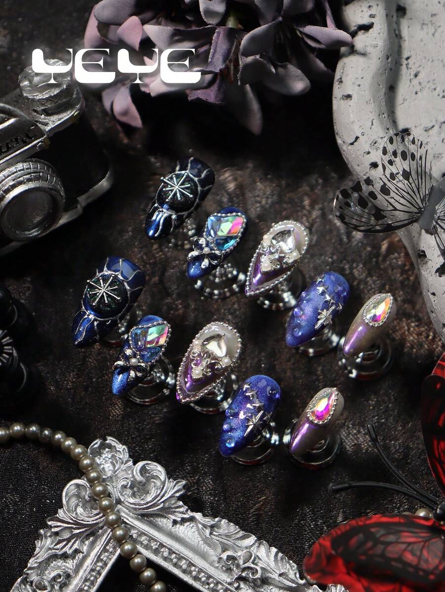 10片杏仁形假指甲，皇家蓝、白色渐变紫色，心形吊坠，闪亮3D立体装饰水钻，蝴蝶结，太阳女神，公主风设计，皇家优雅全覆盖假指甲，亚克力材质，中长款套装，包含1片甲油胶和1把指甲锉，适合日常、休闲、新年假期、工作、节日佩戴，是送给女性和女孩的最佳礼物。 - 寶藍色 - 查看 1