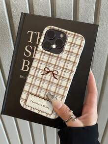 1pc Plaid Bow Letter Pattern, Large Hole Leather Texture Beige Shockproof Phone Case, TPU Material, Suitable As Holiday Gift, Compatible With Apple IPhone Xs/Xsmax/Xr/11 12 13 14 15 16pro/Promax/14 15 16plus/17, Unisex - Multicolor - View 1