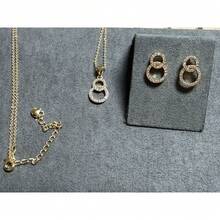 Juego de joyería de 2 piezas en tono dorado: Collar con dije de círculos entrelazados y aretes a juego, set de diseño contemporáneo y brillante para mujer, joyería de moda elegante para cualquier ocasión. - Dorado - Ver 3