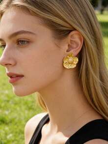 一对优雅不锈钢大花朵耳钉，夸张的金属花朵耳环，适合女性日常、度假和派对佩戴 - 金黃色 - 查看 4