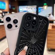 Diseño intrincado de telaraña sobre fondo negro. Esta elegante funda es compatible con Samsung, Apple, OPPO, , etc. Fabricada en TPU flexible, resistente a golpes y arañazos, ofrece una excelente protección contra caídas y un agarre cómodo. Es un regalo ideal para familiares, amigos y seres queridos, ideal para festivales, fundas para iPhone, San Valentín y artículos de . - Negro - Ver 4