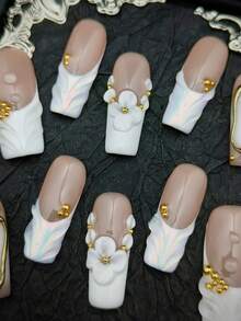 10片闪亮金色长方形亮片假指甲套装，包含红色亮片指甲、3D手工银色蝴蝶结、银色波浪形和圆形法式美甲，适合情人节、新年派对佩戴，女士适用，附赠指甲胶贴和指甲锉。手工制作的按压式美甲。 - 白色 - 查看 6