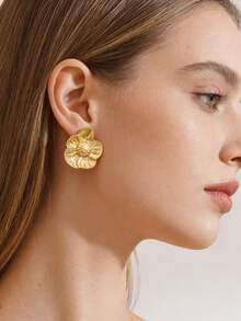 一对优雅不锈钢大花朵耳钉，夸张的金属花朵耳环，适合女性日常、度假和派对佩戴 - 金黃色 - 查看 3