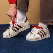 Adidas 三葉草男女週款貝殼頭運動休閒板鞋 - 白色/棕色 - 查看 4