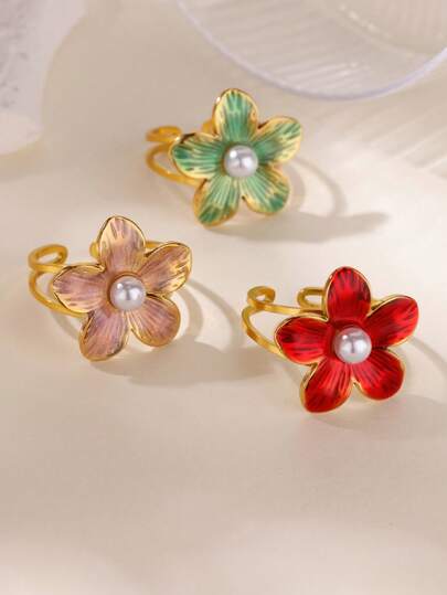 1枚优雅可爱滴油花朵戒指，配小珍珠，镀金不锈钢材质，简约百搭，适合日常佩戴，亦可作为结婚纪念日、生日礼物或约会礼物。