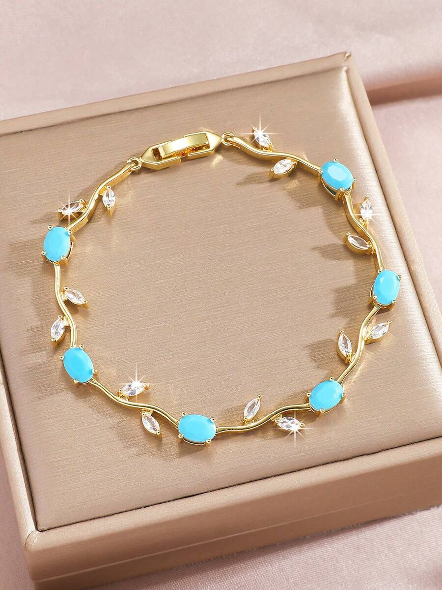 这款欧式铜质锆石手链饰有密镶祖母绿花朵和叶子吊坠，时尚优雅，多种颜色可选，适合女性日常、节日、约会、派对、婚礼等场合佩戴，也可作为情人节、母亲节礼物。