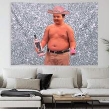 1件粉色牛仔帽趣味挂毯 | 美式乡村派对背景：图案包含一个古灵精怪的小孩、一顶粉色水钻牛仔帽、瓶子道具和颗粒感背景。非常适合用作派对背景、卧室床头板和派对场地装饰——趣味十足，引人注目！ - 彩色 - 查看 7