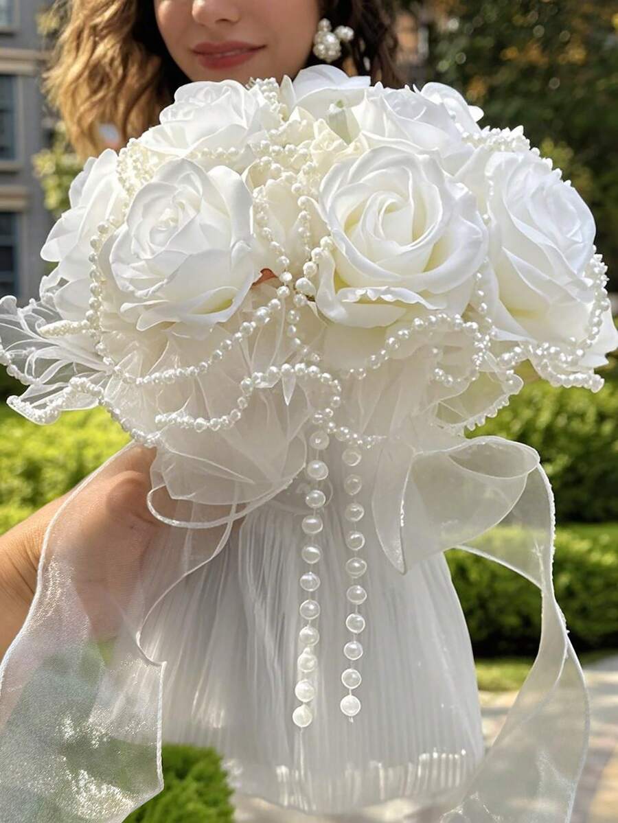 一款点缀珍珠的婚礼捧花，适合新娘婚礼、婚前派对和餐桌装饰，波西米亚风格，四季皆宜。