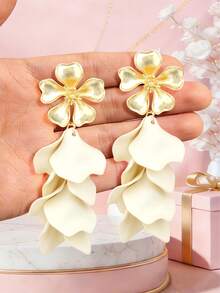 1对彩色花瓣吊坠耳环，金色 - 金色花朵吊墜耳環 - 查看 30