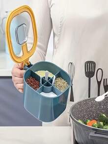 1 hũ đựng gia vị nhà bếp kín hơi, có 4 ngăn, dùng để đựng muối và các loại gia vị khác. Kèm nắp và giá đựng thìa, dụng cụ và phụ kiện nhà bếp. - Nhiều màu - Xem 6