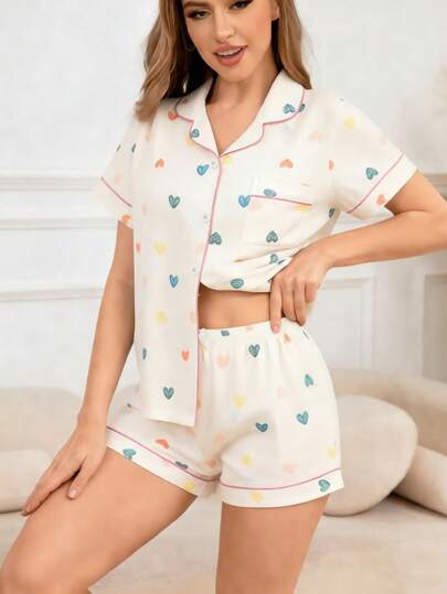 两件套女士短袖纽扣领上衣和短裤睡衣套装，舒适休闲宽松家居服，彩色爱心桃子印花，适合居家和户外穿着，春夏款。