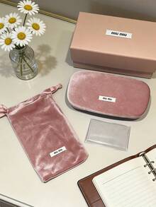 Miu Miu Girl Fan 絲絨全套眼鏡禮盒，絲絨硬殼時尚眼鏡盒附配套抽繩收納袋與清潔布，厚絲絨內裡防刮鏡片，耐壓便攜時尚眼鏡收納套組，溫柔奢華風日常配件，通勤旅行精緻收納禮盒，甜美女孩眼鏡保護配件 - 粉色 - 查看 1