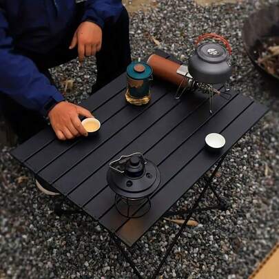 便携式折叠露营边桌。这款折叠桌易于收纳、轻便且坚固耐用。它是一款多功能沙滩桌、小型野餐背包桌，也是一款户外铝合金折叠桌，适用于户外烹饪、徒步旅行、划船、户外写生、野餐聚会、烧烤、露营、钓鱼等活动，是露营装备和露营必备品。