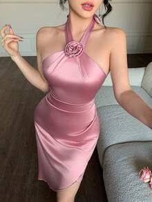 女士粉色缎面露背吊带系带连衣裙，3D立体花卉装饰，收腰露背设计，不对称开衩下摆，修身短款连衣裙，优雅性感，青春靓丽，复古风情，适合派对、约会、生日、晚宴等场合，春夏修身中长连衣裙 - 粉色 - 查看 1