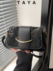 Nova Bolsa Quadrada de Moda Retrô, Ferragens e Cinto Decorativos de Metal, Abertura com Aba, Alça de Ombro Longa Ajustável, Capacidade Pequena, Bolsa Transversal Minimalista e Leve. Adequada para Uso Diário, Casual, Transporte, Trabalho, Viagem e Estudante para Mulheres. - Preto - Visão 2