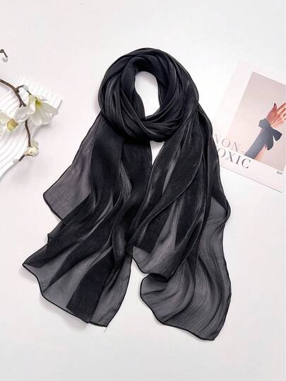 1条70*200厘米优雅纯色披肩/围巾，专为女性设计。适合搭配晚礼服、婚礼、派对、伴娘礼服以及其他正式或休闲场合。这款围巾质地柔软闪亮，是日常出行、旅行和摄影的理想之选。