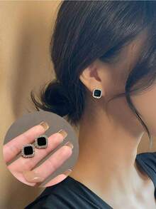 1 Pair Geometric Rhinestone Square Stud Earrings, Unique Design, Minimalist, Elegant, Jewelry Earrings For Women  Lightweight Minimalist Elegant Earrings For Teen Girls Women, Versatile Ear Jewelry For Daily Casual Commute Gathering Holiday, Durable Shiny Rhinestone Studs, Ideal Gift For Birthday Anniversary Christmas, Hot  Geometric Square Earrings Fashion Accessory - 黑色 - 查看 1