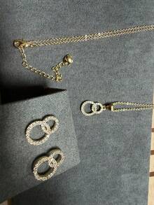 Juego de joyería de 2 piezas en tono dorado: Collar con dije de círculos entrelazados y aretes a juego, set de diseño contemporáneo y brillante para mujer, joyería de moda elegante para cualquier ocasión. - Dorado - Ver 4