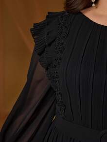 Vestido largo elegante de gasa negra con corte evasé para mujer de talla grande, con hombros de encaje con volantes, plisado en el busto, mangas abullonadas, cinturón en la cintura y botones de perla en el bajo. Adecuado para uso diario, festivales, vacaciones, citas, bodas y otras ocasiones formales en primavera y verano - Negro - Ver 9