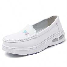Zapatos de enfermera para mujer, tipo slip-on, color blanco pequeño, zapatos minimalistas de unicolor para dama para caminar al aire libre, súper ligeros con amortiguación de aire, suela blanda antideslizante para trabajo, tenis casuales, zapatos de cuero perforado, para primavera/verano - Blanco - Ver 9