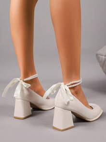 These Women's High Heels Feature A Simple Yet Soft Material. An Adjustable Ankle Strap Adorned With Pearls And A Bow Tie Adds A Touch Of Sweetness. The Chunky Heel Provides Both Height And Stability, While The Round Toe Conforms To The Foot's Shape. Perfect For Dates, Casual Parties, And Other Occasions, These Shoes Are Eye-Catching, Comfortable, And Practical. - 白色 - 查看 5