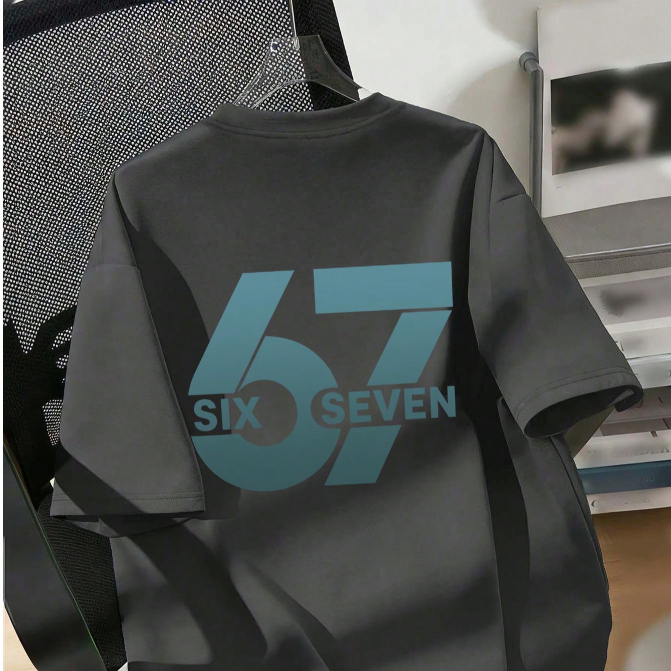 Camiseta con estampado numérico y de letras "SEIS SIETE 6 7" popular para niño preadolescente, adecuada para calle, campus, eventos, uso diario, top