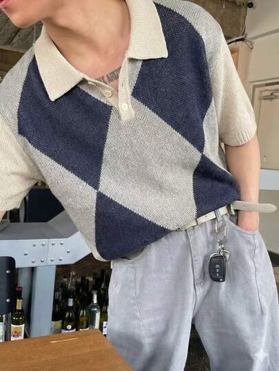 Áo thun nam tay ngắn cổ polo dáng rộng, họa tiết hình thoi cổ điển, chất liệu dệt kim nhẹ, màu xám nhạt, thích hợp cho mùa xuân/hè.