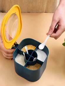 1 hũ đựng gia vị nhà bếp kín hơi, có 4 ngăn, dùng để đựng muối và các loại gia vị khác. Kèm nắp và giá đựng thìa, dụng cụ và phụ kiện nhà bếp. - Nhiều màu - Xem 5