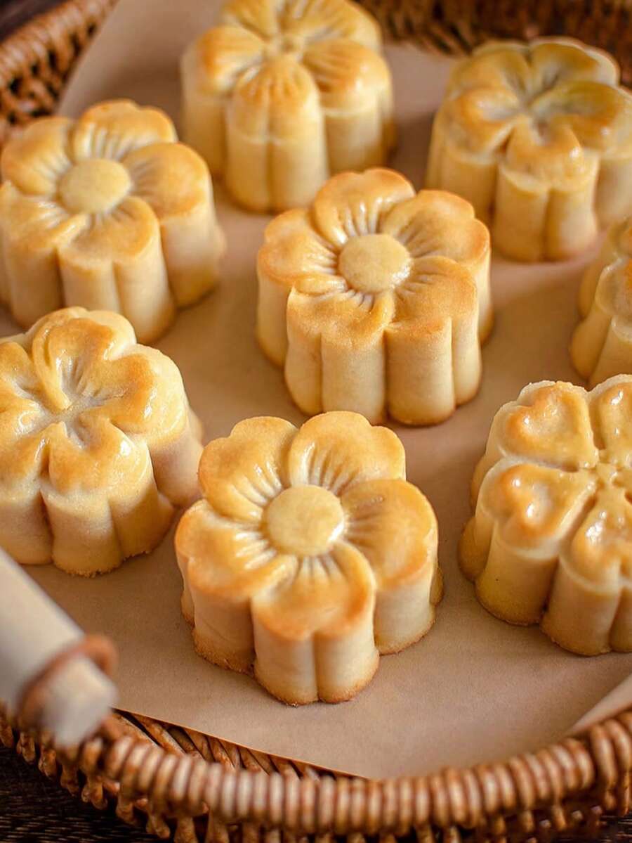 4pcs ABS Flower Shaped 50g Commercial Mooncake Mold, DIY Hand Press Cookie Stamp, Pastry Baking Mold, Mooncake Maker, Wedding Festival Decorative Pastry Tool, Baking Tool, Kitchen Gadget - White - View 1