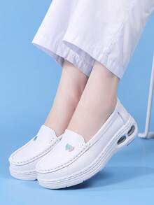Zapatos de enfermera para mujer, tipo slip-on, color blanco pequeño, zapatos minimalistas de unicolor para dama para caminar al aire libre, súper ligeros con amortiguación de aire, suela blanda antideslizante para trabajo, tenis casuales, zapatos de cuero perforado, para primavera/verano - Blanco - Ver 3